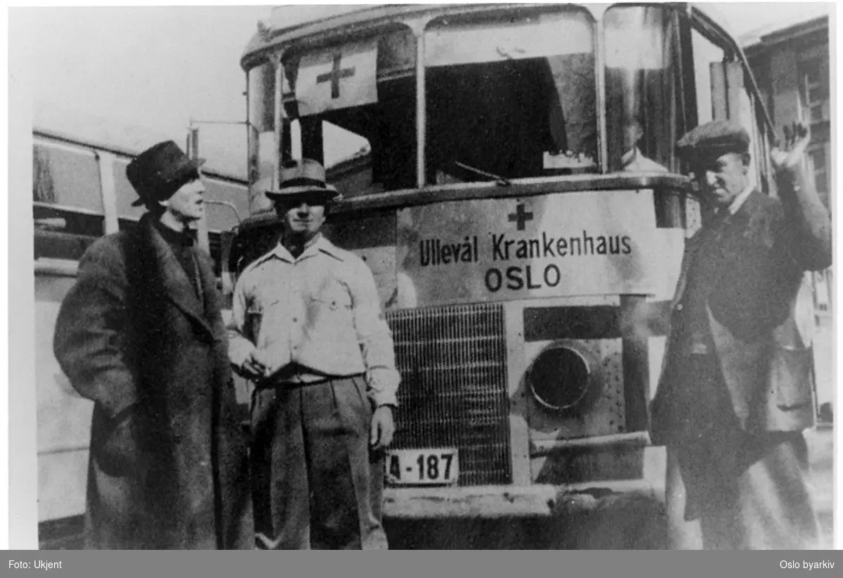 Ambulansebuss A-187 utenfor Ullevål sykehus i mai 1940. Skilt i front: Ullevål Krankenhaus OSLO