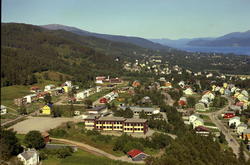 Langmyra-området, Langmyra barneskole, Skogveien nederst til