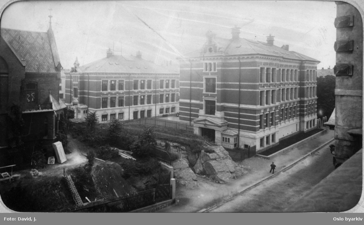 Den nye skolebygningen står ferdig. Fotografert fra hjørnegården i Skovveien. Jfr. Vestheimboka s. 33.