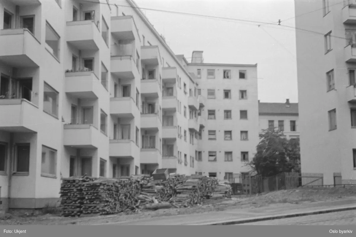 Frognerveien. Baksiden av Gabels gate 47 B med verandaer til venstre. I ...