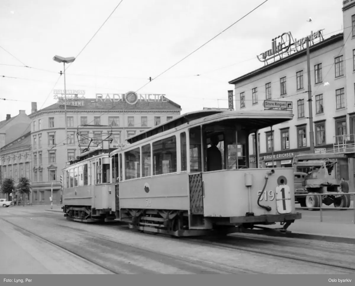 Oslo Sporveier. Trikk tilhenger (fra 1899) type kommunal ombygd (1920) nr. 519 og motorvogn type SS nr. 105 linje 1fra Sinsen over Briskeby, her ved endeholdeplassen i Kirkeveien ved Majorstukrysset. I bakgrunnen en lift/heisbil anno 1967.