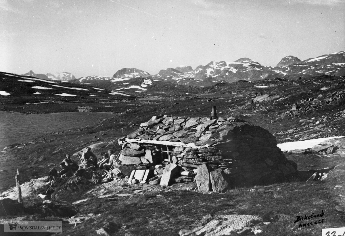 Høvelbotnhytta (Eier Edvard Kvisvik). ....Hytta bygd ca. 1920 av Edvard Kvisvik og broren Ingvald.....