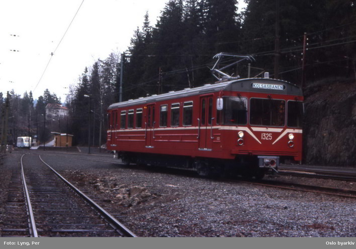 Oslo Sporveier. T-banevogn 1325, serie T6, på linje 14, Kolsåsbanen, her på sidesporet ved Jar stasjon. Gullfisk i bakgrunnen.