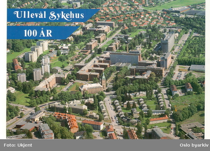 Området / bygningene til Ullevål sykehus. Blokkbebyggelse, Ullevål studentby. Kirkeveien, Sognsveien, Stensgata, Thulstrups gate. Nordre gravlund opp til høyre, Tåsen haveby i bakgrunnen. Postkort. (Flyfoto)