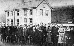 Klassebilde frå Eidsvåg skole i 1914. Fullstendig namneliste