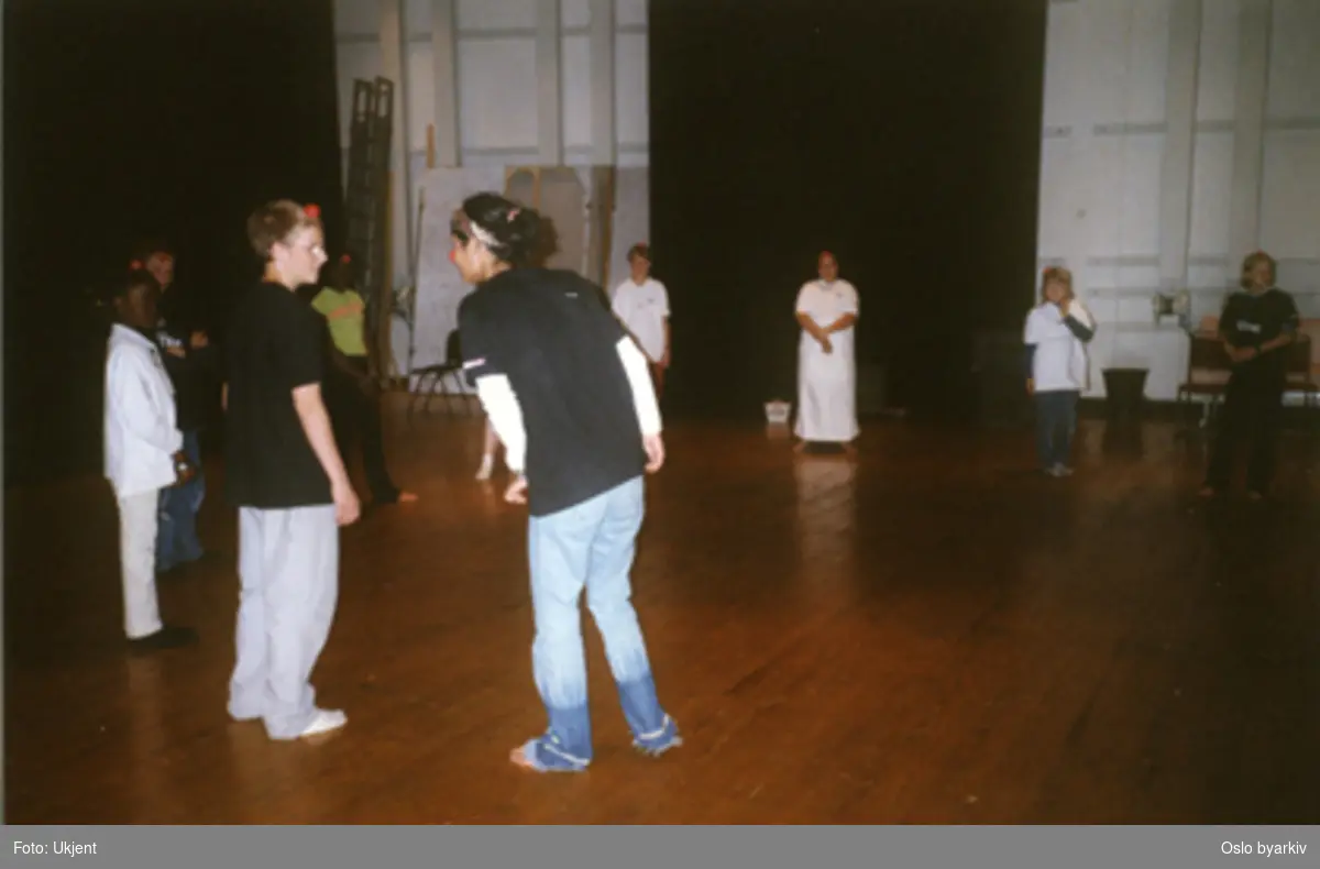 Barneteater. Drama and dance celebration (2000). Samarbeid med DNT.Kontakt Nordic Black Theatre ved ev. bestilling av kopier.