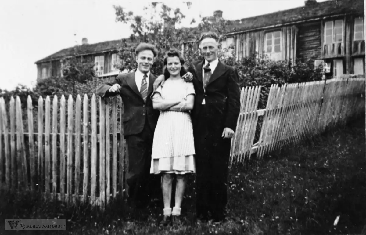 Gruppebilde fra Gussiås lille: Bildet er tatt på baksiden av huset før restaurering. Ruth Furseth var tjenestepike.