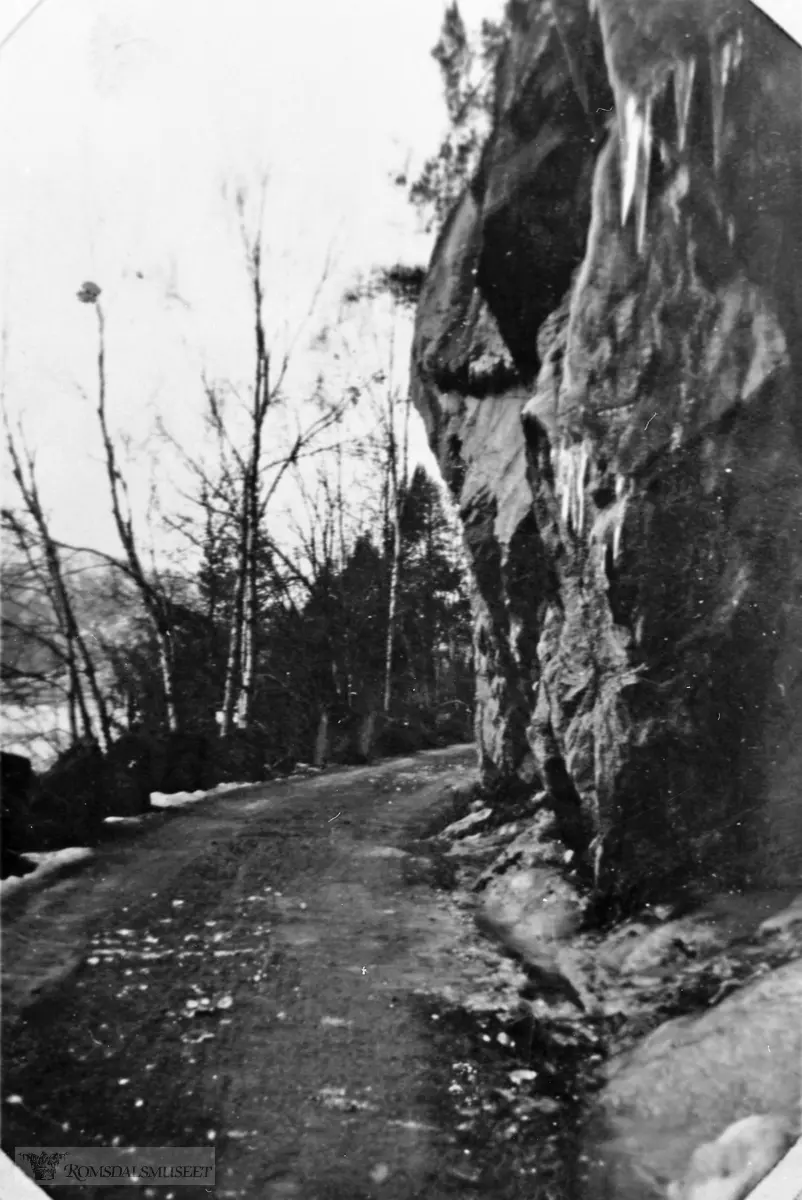Parti frå Ranvik, veg. Bildet viser kor smal vegen var i Ranvika i 1935.