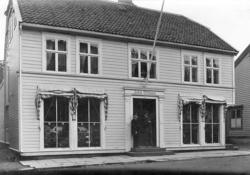Johs Ottesen sin butikk. hus nr 94, hus nr 248 til høyre..Sk