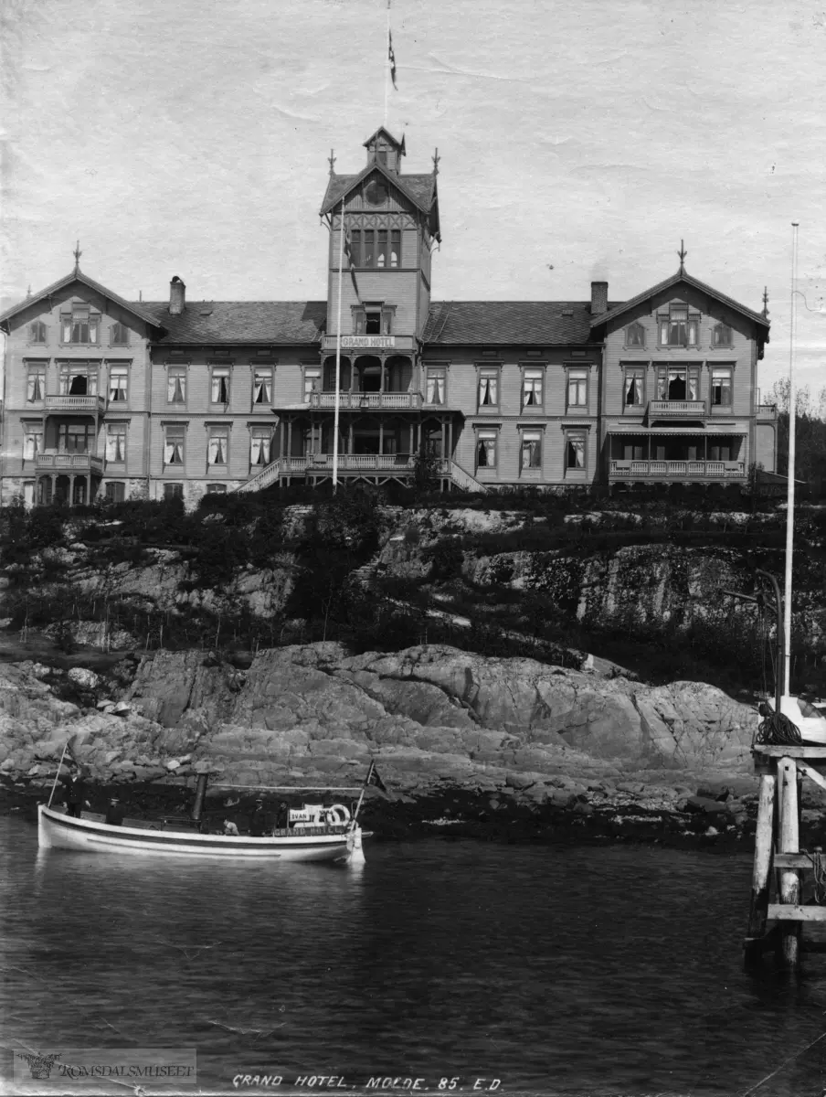 Grand Hotell med dampsjaluppen brukt til turer med gjester og turister. .Hotellet stod på Grandvegen vest for Moldegård og eksisterte i åra 1885-1919.