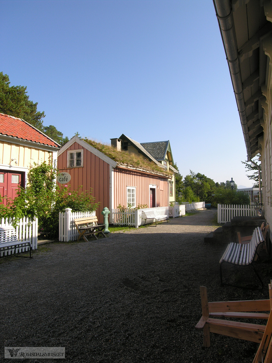 Haukebøhuset med Julsundveien 35 i bakgrunnen..Bygata på Romsdalemuseet.