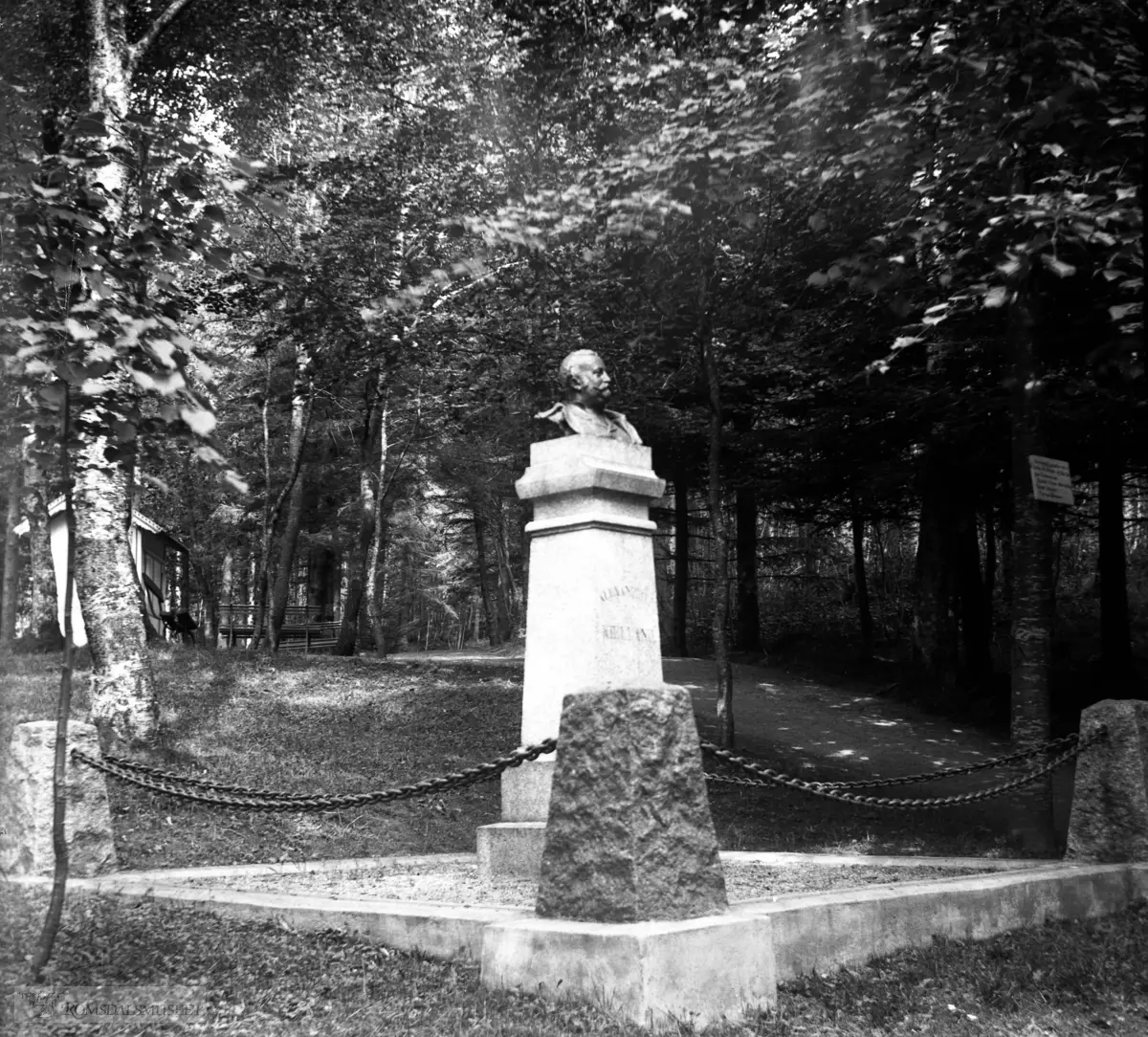 Alexander Kielland f. 1849 d. 6/4-1906 bysten i Reknesparken..Avduket 16 juni 1907. Bysten er laget av Peder Severin Krøyer (1851-1909). (Bjørnstjerne Bjørnson holdt talen under avdukingen av bysten.)