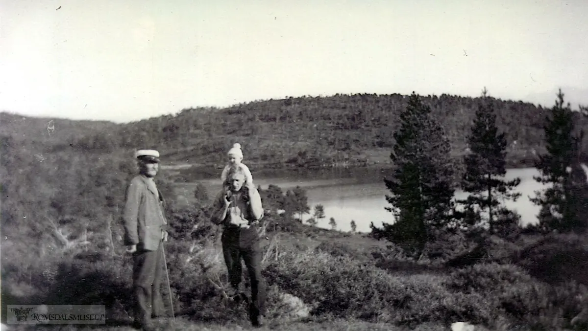 Styrmann Gimnes og Lauritz Hoel med Arne på ryggen. Øverlandsvatnet i bakgrunnen.