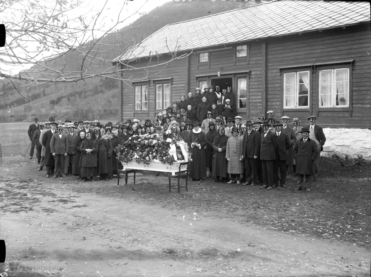 Gravferden til Marit Jakobsdatter Vold f.1859 d.1930. Romsdalsmuseet