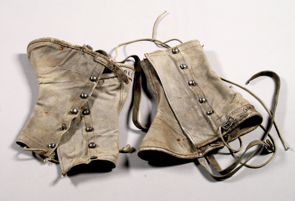 Gamasjer med snøring med maljer og lærreimer som spennes under skoen.

Form: Klassisk
