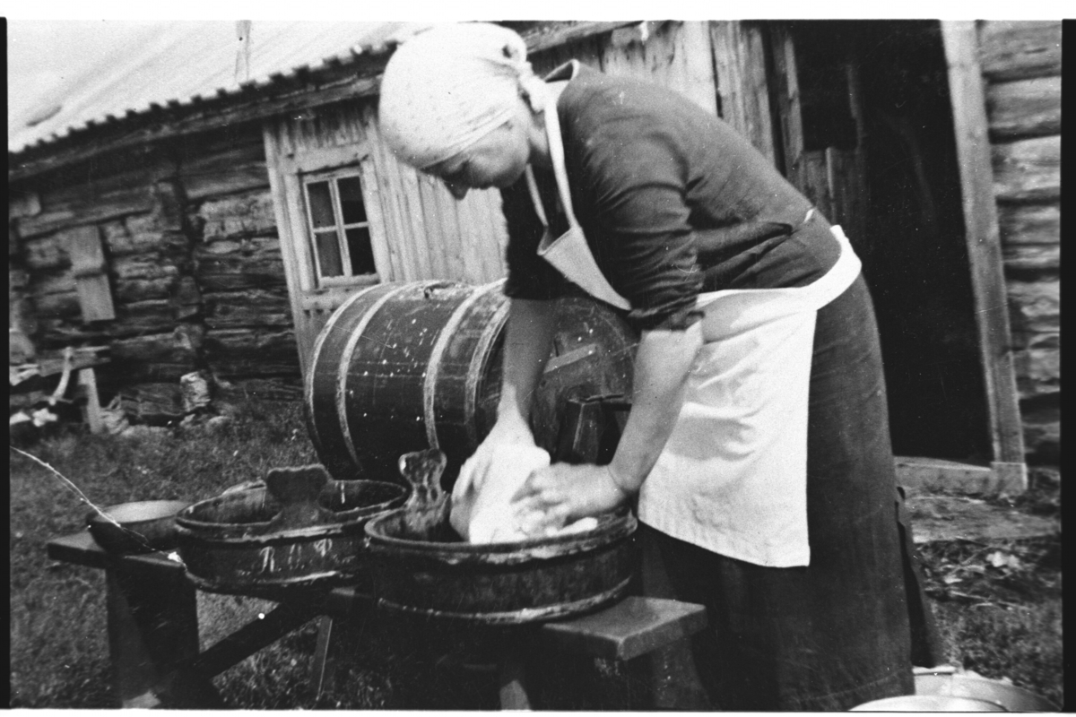 Birgit Stuveset Liahagen vaskar  smør,smørkinne,smørbal,skaut og forkle.
Kinne for smør og elting av smør.
Smørbal med bokstavane R.O.R.
Rangdi Olsdtr.Rust.