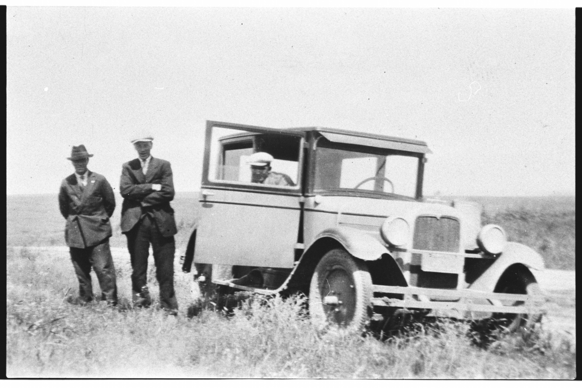 Portrett,bil,jakke,bukse,luve og hatt.
Frå v.:Helge Liahagen og Hermann Liahagen.
Helge var farmar i N.Dakota.
Bilen er en Chevrolet frå ca.1926.