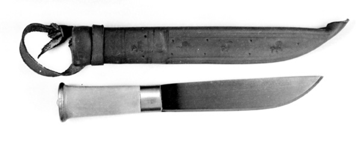 Kniven kommer fra knivmaker Isak Strømeng, Karasjok. Hans far og bestefar var også knivmakere og knivsmeder. Han har arbeidet sammen med to sønner og noen til, slik at de er 5-6 stykker på verkstedet i høysesongen. Da han drev sammen med sin far laget de kniver som de dro til Bossekop marked i Alta med. 