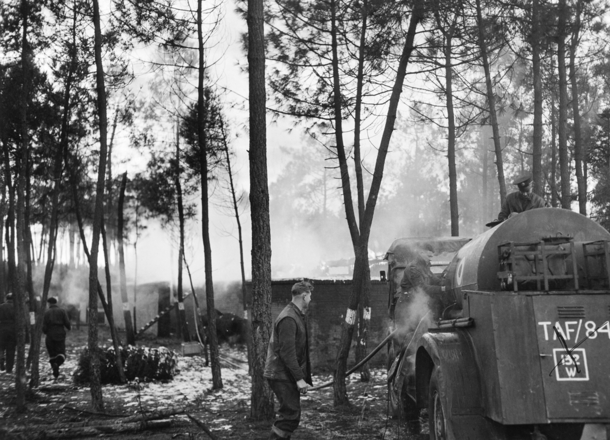 Brannslukkingskommandoen kjemper mot flammene etter at en mannskapsbrakke har begynt å brenne.