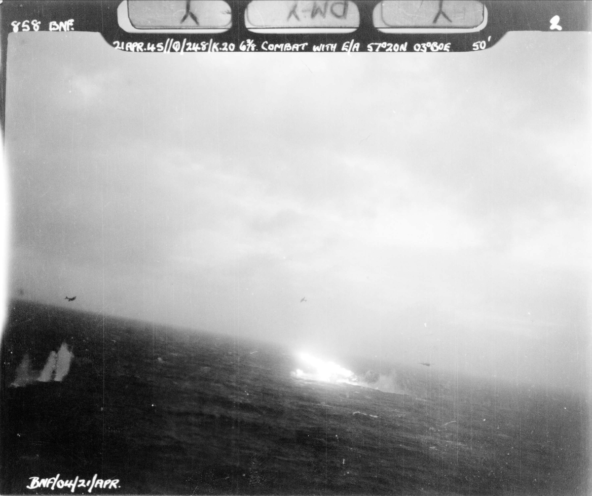 RAF angriper fiendtlige fly på norskekysten, 21. april 1945.