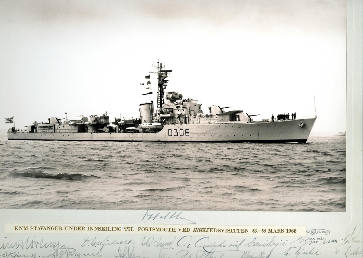 Motiv: KNM "Stavanger" under innseiling til Portsmouth ved avskjedsvissiten 23 -28mars 1966. Navntrekk til skipssjefene 1946-1966