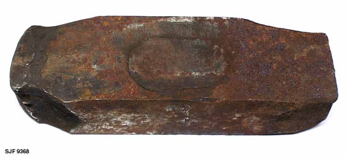 Sleggeemne fra smia til Svein Svimbil (1888-1987) i Tinn i Telemark. Det dreier seg om et 18,9 centimeter langt jernstykke. Midtpartiet har et rektangulært tverrsnitt (5,8 X 4,3 centimeter). Sleggeemnet er noe konvekst i lengderetningen, og følgelig noe smalere i ytterendene. Noenlunde på midten av dette jernstykket anver vi - på to sider - en oval, antakelig der «øyet» (skafthullet) skulle være. Denne ovalen er 5,7 centimeter høy og 3,3 centimeter bred på den ene sida, men har en noe mer utflytende form på den andre. Det kan virke som om den ene endeflata er stålsatt. Objektet har en del overflaterust.