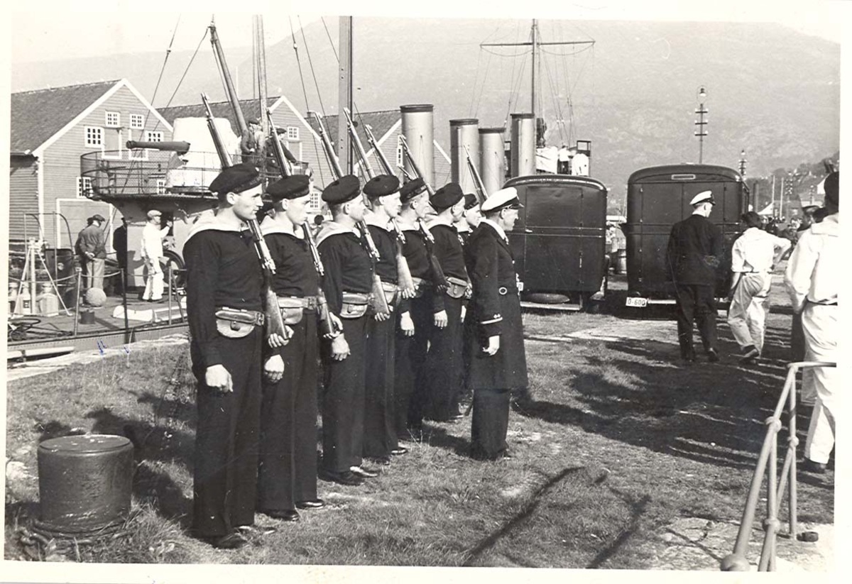 Jageren Draug ved Marineholmen i Bergen, juni 1939. Oppstilling.