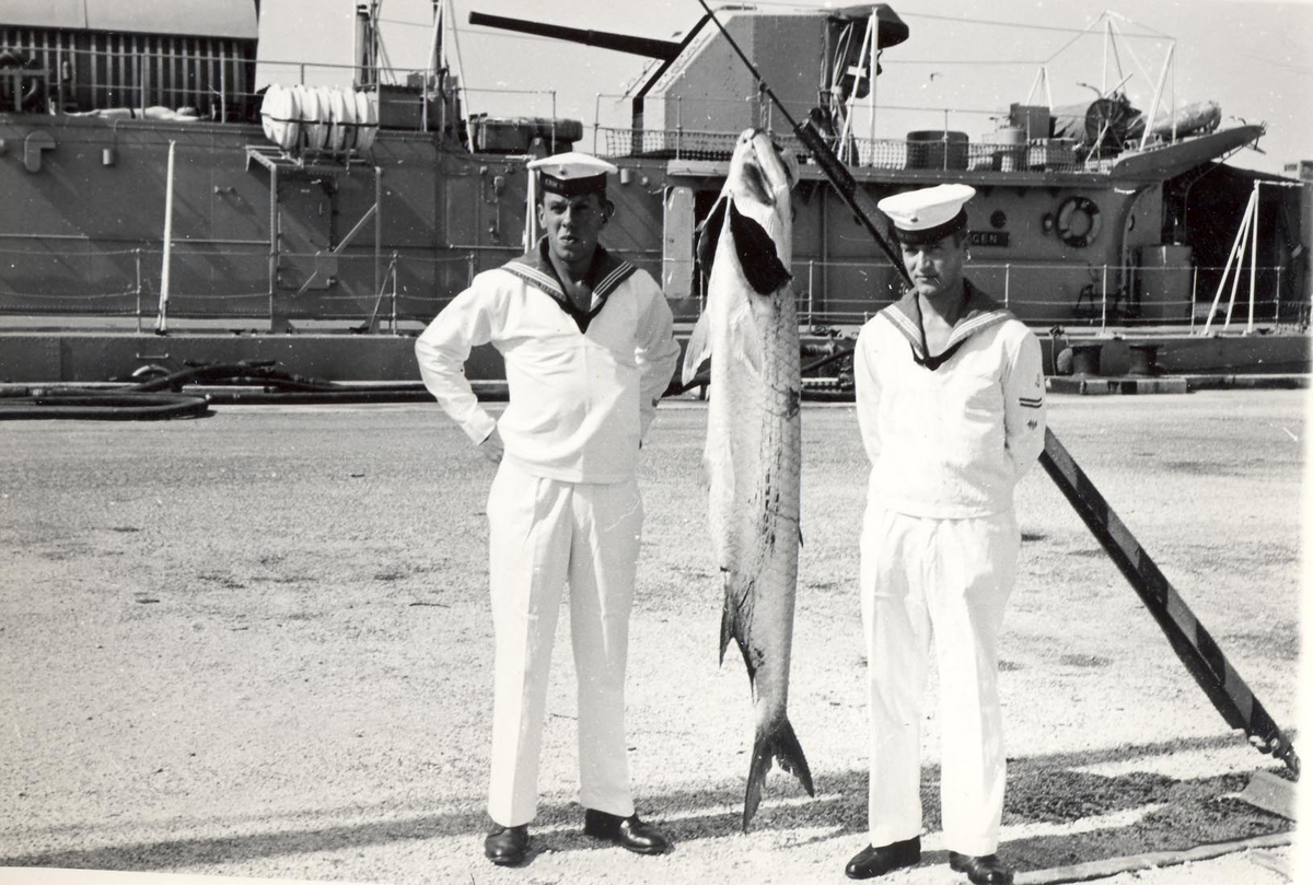 Enkeltbilde. C-kl jager, KNM Bergens tokt til Key West i 1962.
 noen har vært på fisketur.