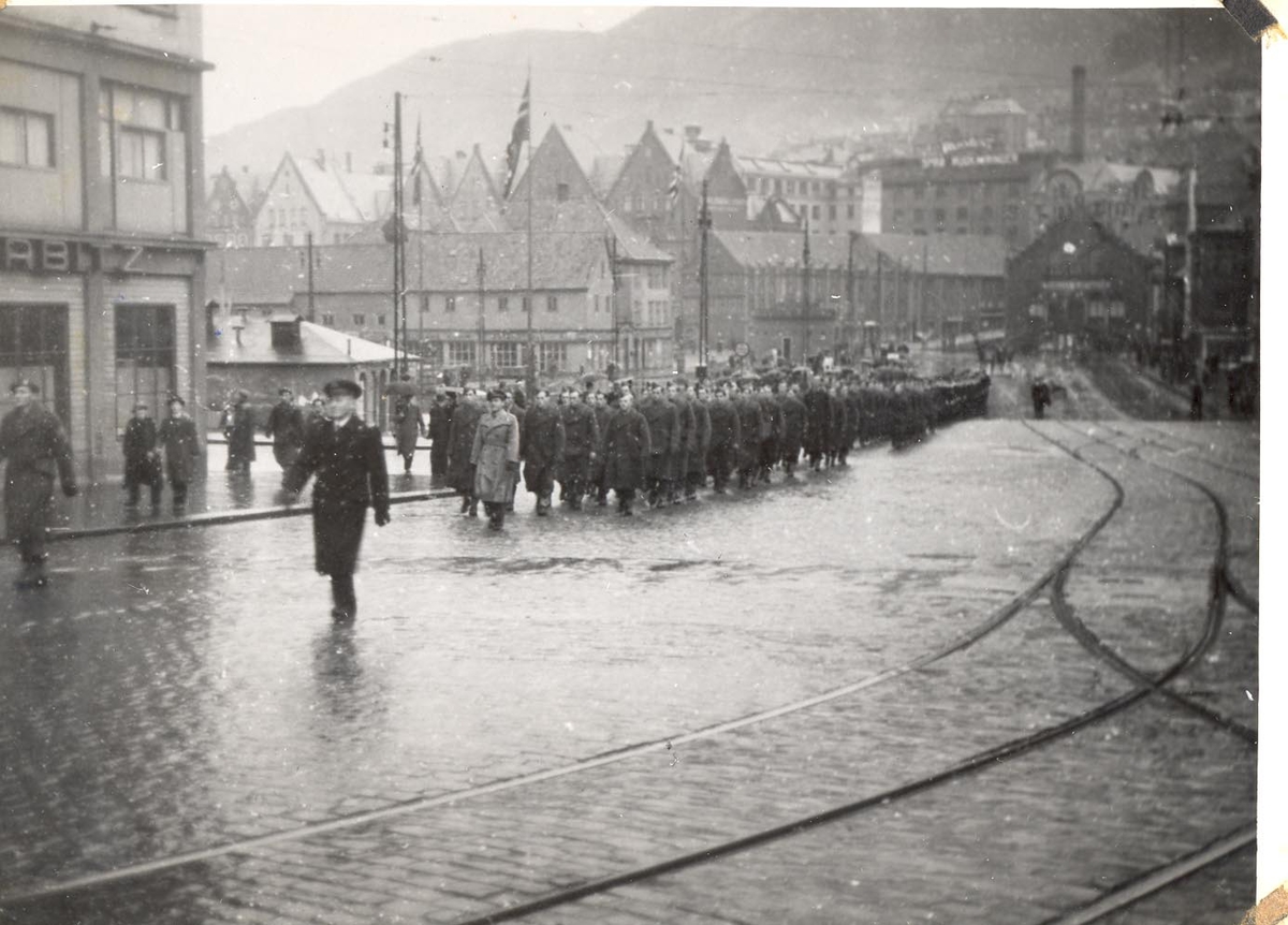 Enkeltbilde. C-kl jager KNM Bergen ankommer Bergen for første gang. parade og marsjering gjennom byen.