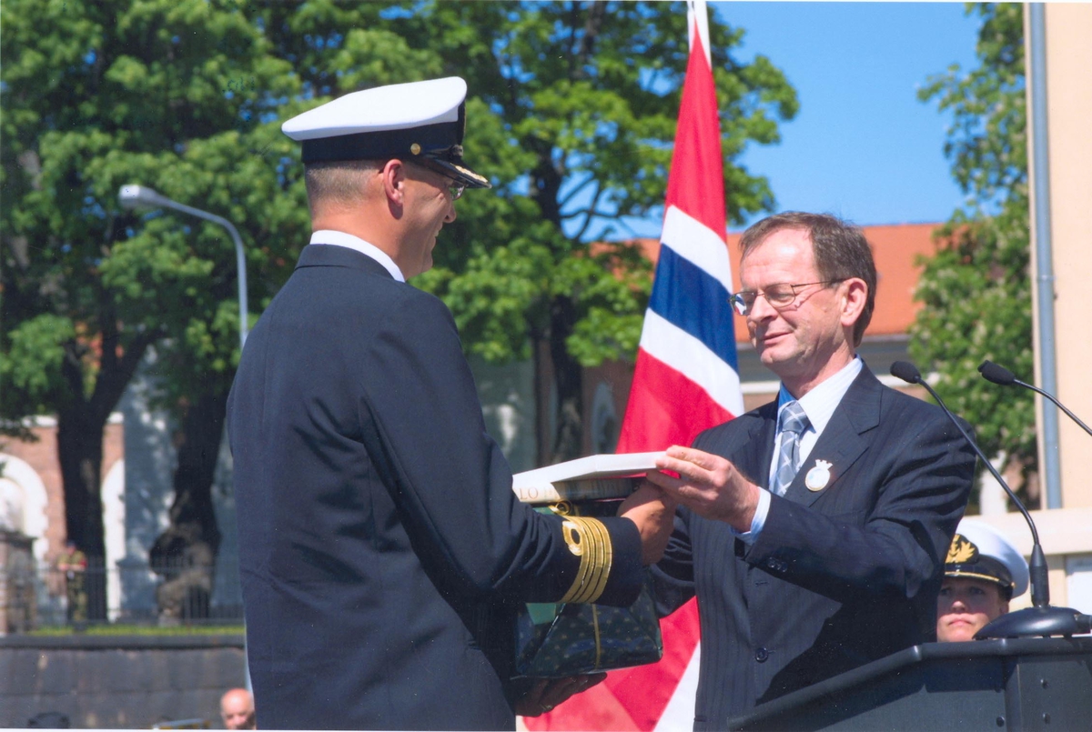 Enkeltbilde. KNM Fritjof Nansens hjemkomst. Byråd fra Oslo kom. overekker adopsjonsgave til skipssjefen.