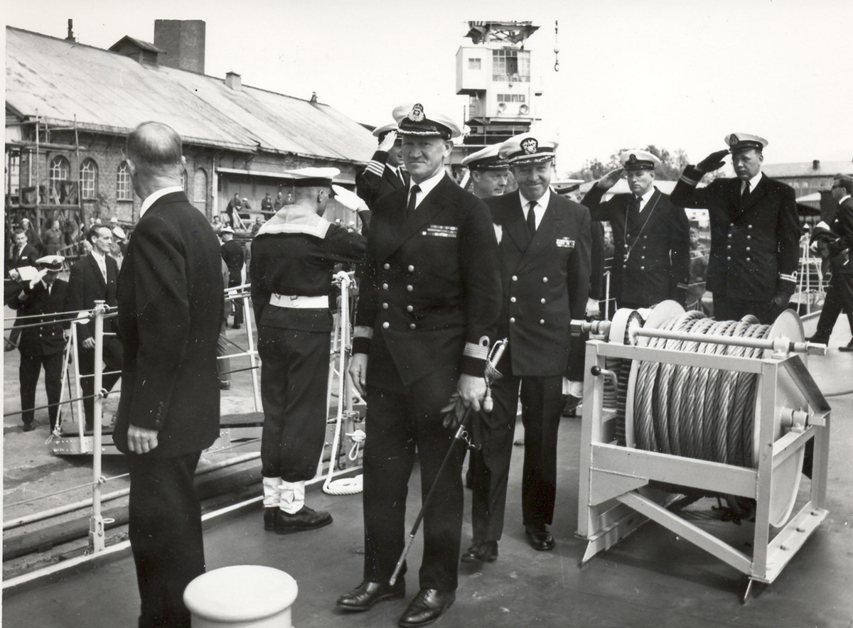 Oslo-kl.- fregatt KNM "Trondheim" , kommandoheis 2. juni 1966, Karljohans vern/Horten Verft. Skipet inspiseres etter seremonien av div. befal.