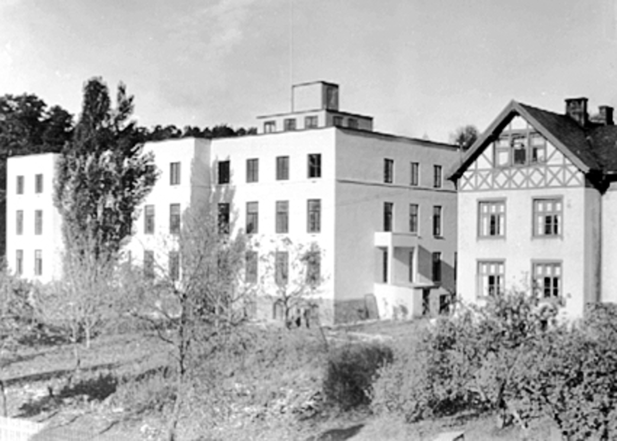 Hamar sykehus, eksteriør 1934, den første sykehusbygningen til høyre, 
