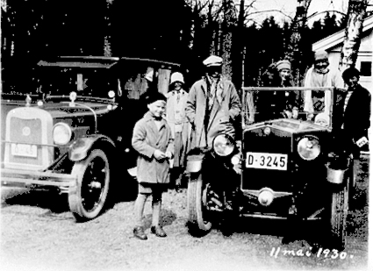 SAGALUND, FOLK, 2 BILER: D-45 OG D-3245, ARVESENS VEG 31, T. V. CHEVROLET CA. 1926, T. H. FIAT 509 1925-29. 

Chevrolet ca 1925 tilhørte Carl Løken.  Fiat 1928 modell 509 tilhørte i 1930 overrettsaksf. A. Thune-Ellefsen. Fiat'en Fiat ble importert og solgt av Bertel O. Steen. Denne Fiat ble egentlig kjøpt av magasinet "For Alle" og først registrert på fru A. Langaard i 1928. Bilen eksisterer fortsatt i mitt eie!