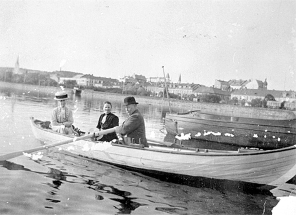 Hamar, Hamarbukta, i robåt fra venstre: Aagot (Morbeck) Johannessen, Lovise Johannesen og Olaus Johannessen, rotur, 