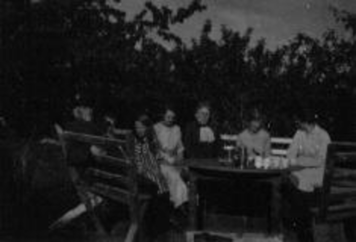 Kaffeslabras i hagen på Mellom Kise. Fra venstre er Even Arnt Gjestvang (1829-1927), Even Arnt Haugen (1909-1962), Kristiane Lise Mathea Mengshoel (1914-1995), Ågot Snilsberg, fru Bredrup, Signe Bredrup, Anne Haugen.