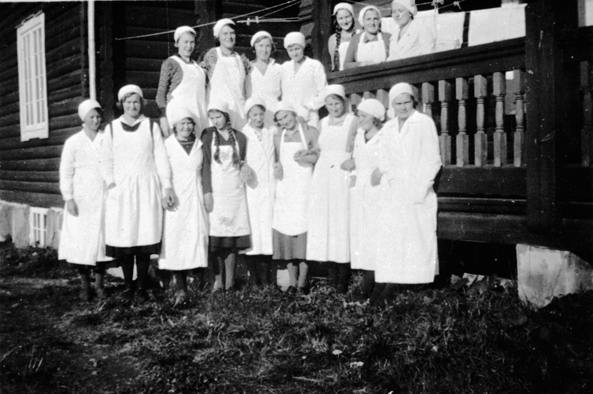 Stor gruppe kvinner på arbeidsskolen, Bøndernes hus, Brøttum, hustell.