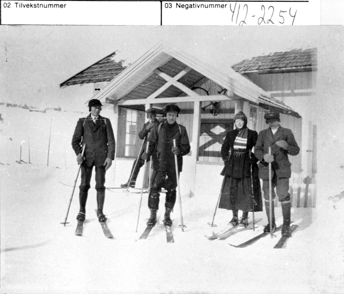 Skiløpere foran hytte på Sjusjøen, Ringsaker. Gudbrand Aasen f.1889, Gunnar Kinde f.1891, Aslaug Aasen f.1898, Ola Aasen. Bak er ukjent.