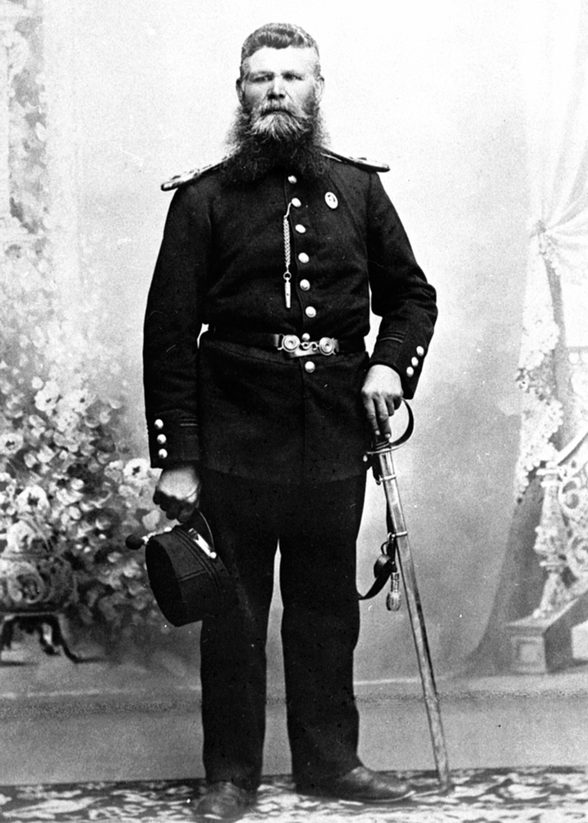 Fanejunker Mathias Lie (1852-1930) i militæruniform med sabel. Brøttum, Ringsaker.