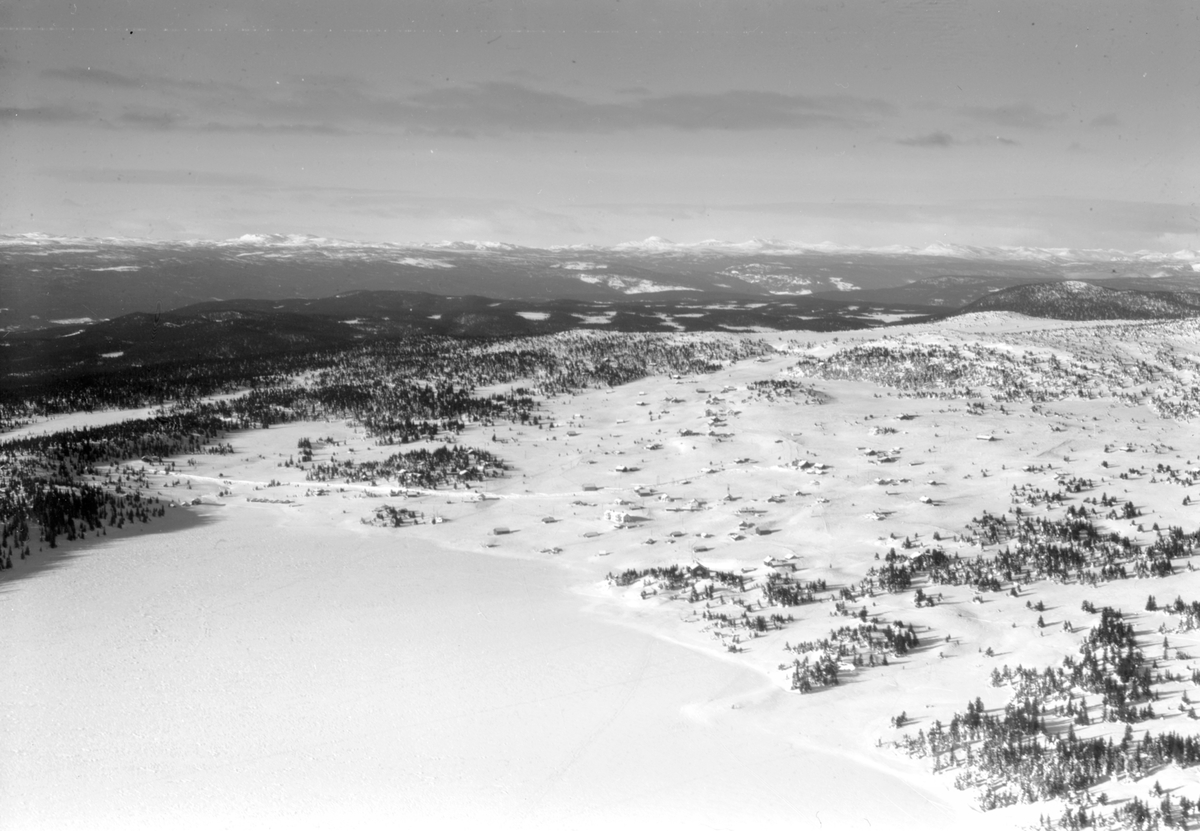 Flyfoto over Sjusjøen. Vinter.