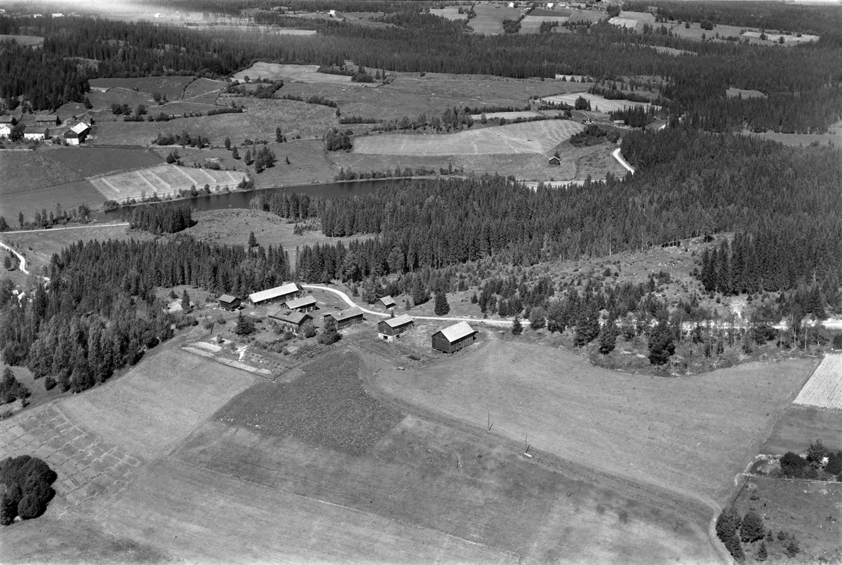 Flyfoto av Vesterlia, Brøttum, Ringsaker. Kinntjernet i bakgrunn.