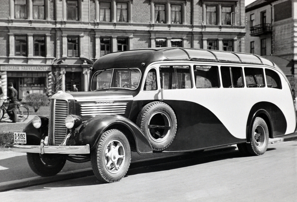 Buss bygget over Dodge chassis ved Hymas A/S, Brumunddal Mekaniske Verksted og Støperi. Rutevogn D-5192, årsmodell 1937-38, fotografert på jernbaneplassen, Hamar. Denne bussen ble kjøpt av rutebileier Embret Mellesmo, Alvdal, og satt i rutetrafikk Alvdal-Folldal-Hjerkinn. Bussen er lakkert i gult og mørk brun. I 1951 gikk Mellesmo sammen med seks andre rutebileiere i regionen og dannet Alvdal-Folldal-Hjerkinn-Atna Bilruter (AFHA). Denne bussen var fremdeles i trafikk.