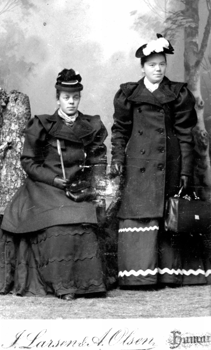 2 damer. Oline Rognstad gift Aas, Gina Bjørnerud gift Hemma. De var de første sentralborddamer i Brumunddal. Den første telefonsentralen holdt til i Kolloengården, i første etasje til høyre.