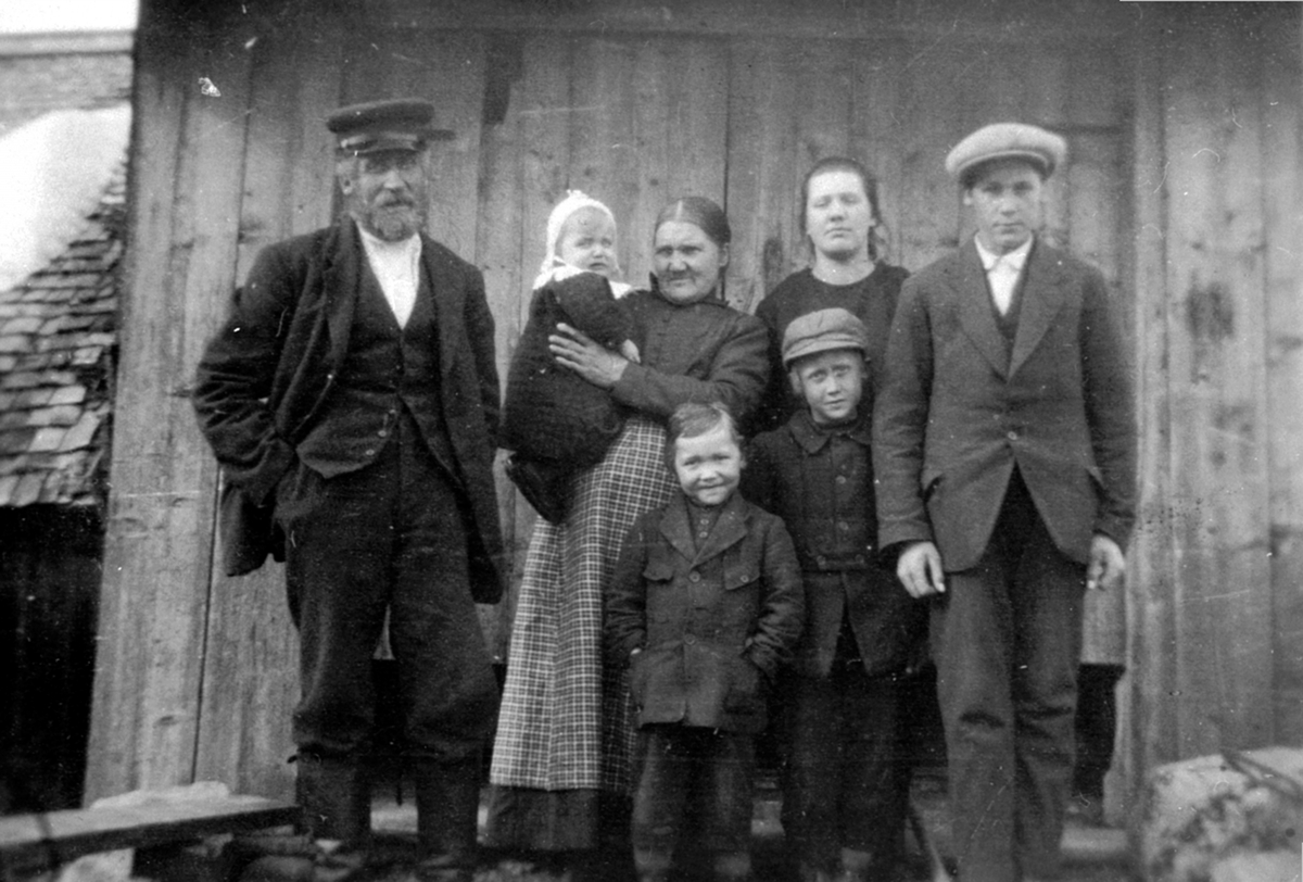 Familien Kjerringsveen. Fra venstre far Johannes, mor Marie, på armen til mor er Inga, Johan Væringstad, foran er Per Væringstad. Bak til høyre er Ingeborg, Gunnar, Veldre, Ringsaker.
