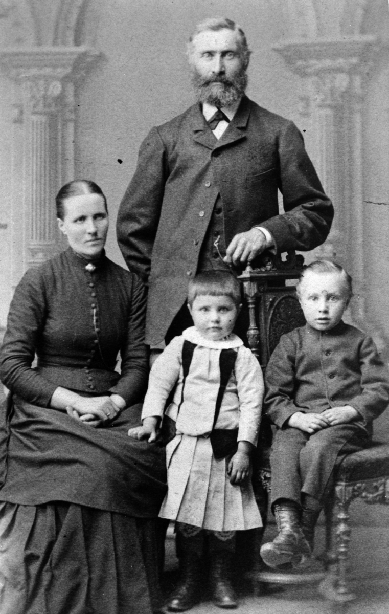 Lærer Andreas Hansen (1837-1931) med hustru Serine Ellefsdatter Kjøterud (1857-1925). Barna er Syverine f.1885 og Einar f.1882. Var lærer ved Fredheim skole, Nes, Hedmark.