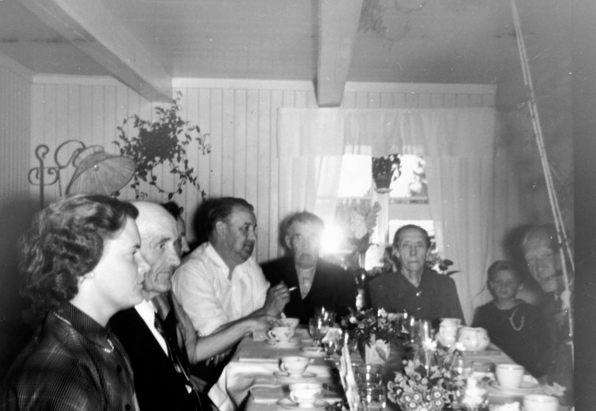 Interiør, Prøysenstua, Ringsaker. Rundt dekket festbord på gullbryllupsdag til Julie og Olaf Prøysen. Fra venstre er Reidun Øygarden, Johannes Øygarden, Else Prøysen, Alf Prøysen, Olaf Prøysen, Julie Prøysen, ukjent.