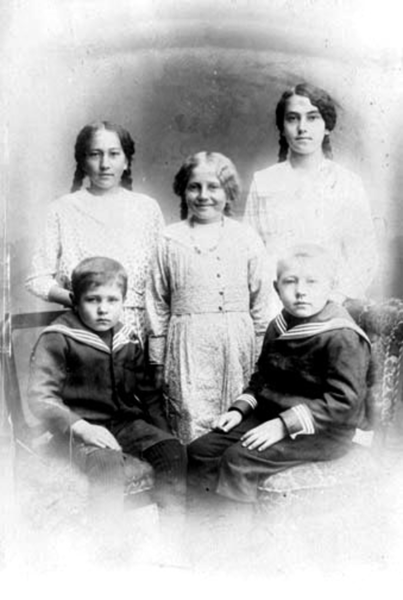 Fem barn Knatterud. Bak fra venstre er Dagny  f.1909, Marie f.1907, Helene f.1906. Foran fra venstre er Thorleif, Paul Nikolai f.1912, Johan Alfred f.1910.
Nes, Hedmark.