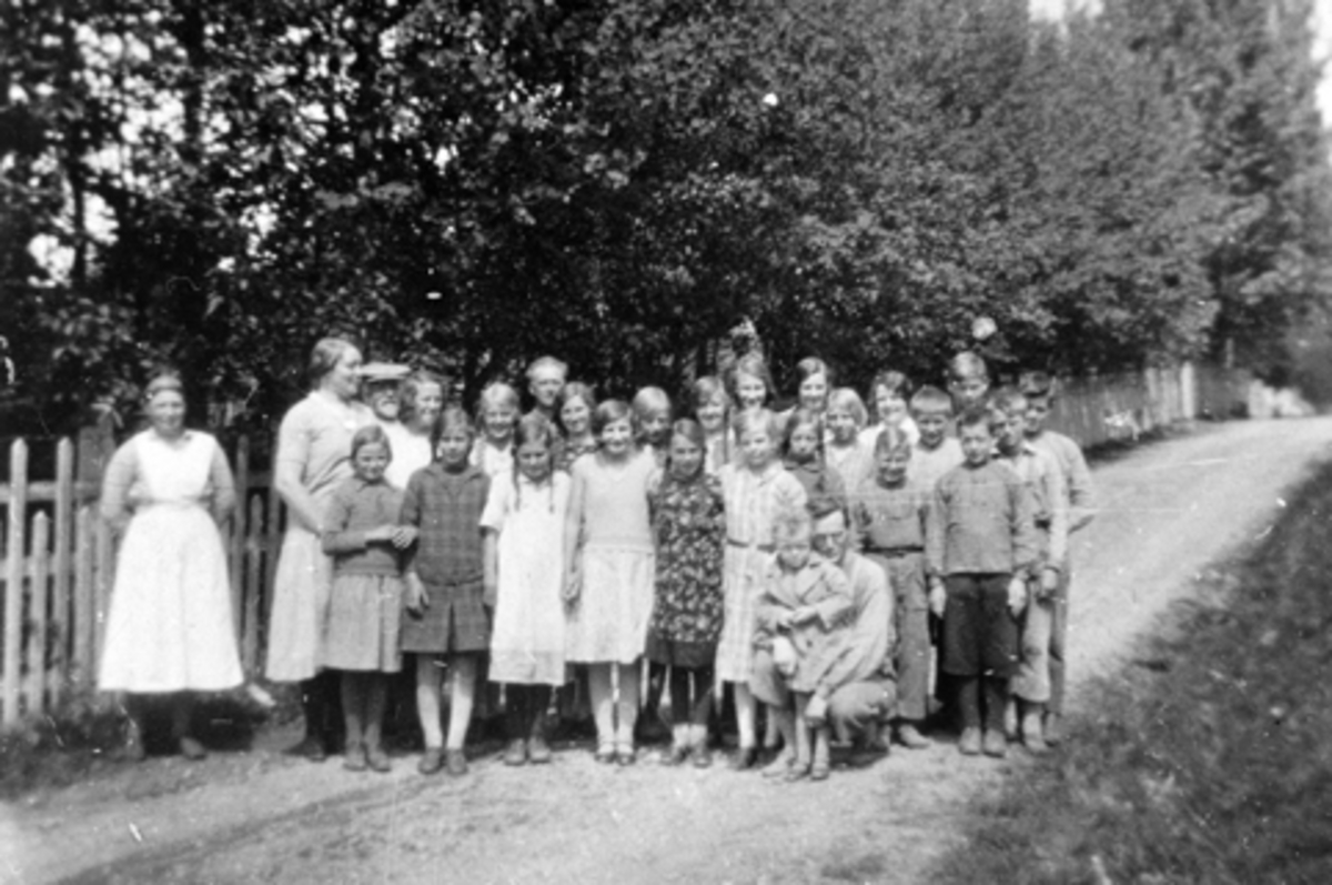 Elever og lærere ved Mauset skole, Brumunddal.