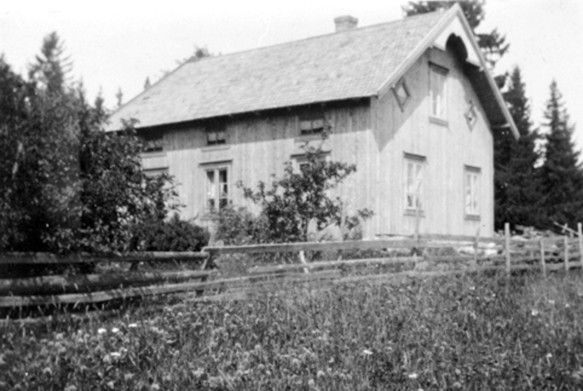 Eksteriør, huset i Lovisenberg/Nordmoen, Nes, Hedmark etter restaurering. Skylddelt fra Skjelve vestre i 1860. Huset ble mye brukt til møter i Nes Arbeiderforening: