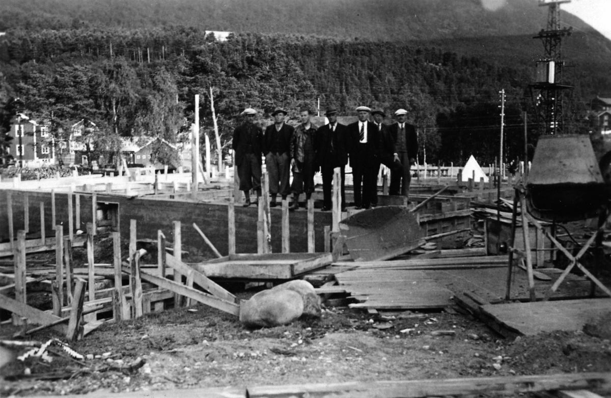 Moelv vannverk, karer med isolasjon som ble lagt over vannrøra, forskaling, trillebår, sementblander, 1930-tallet.