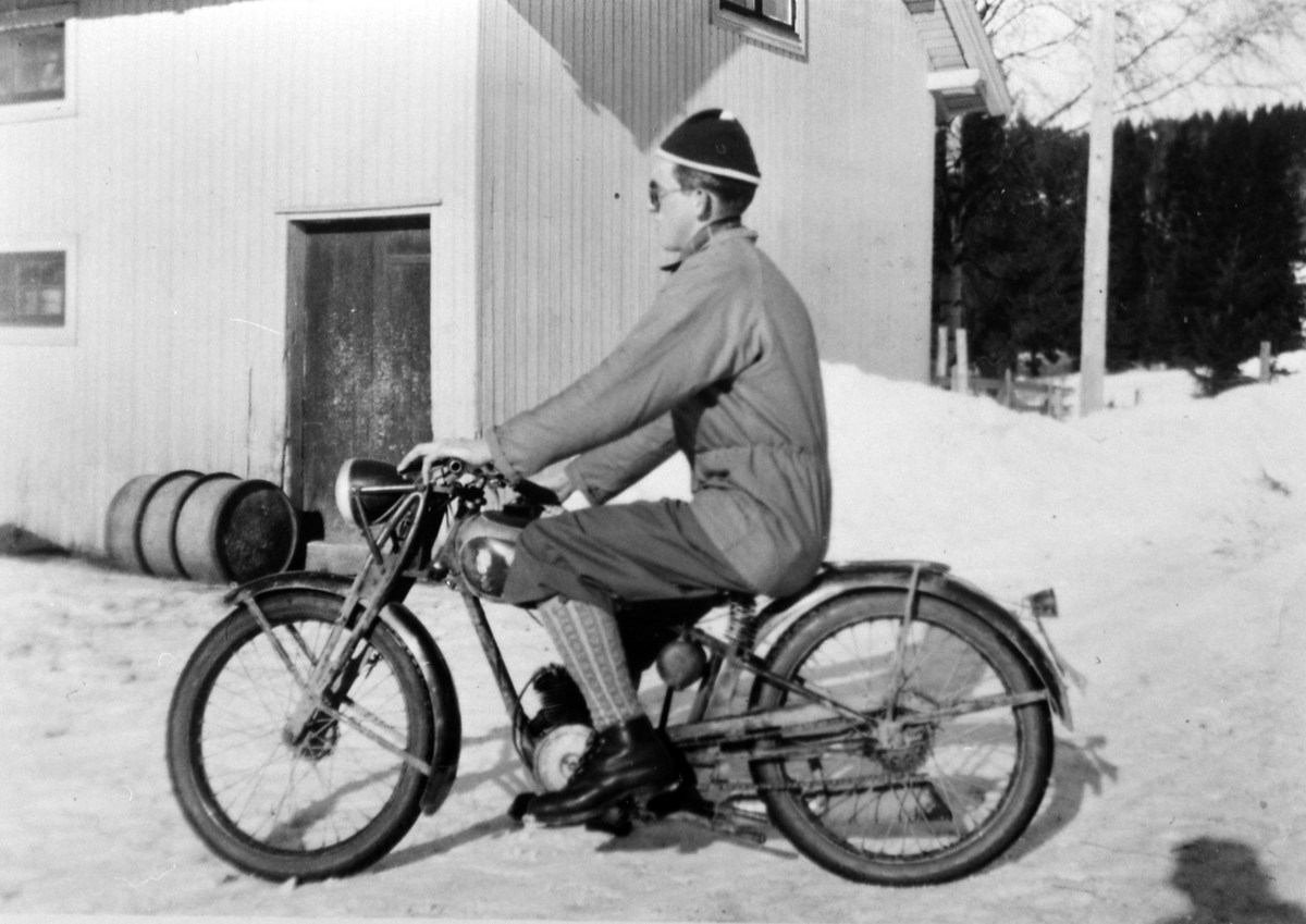 Erling Bekkelund på motorsykkel, Rudshøgda, Ringsaker.